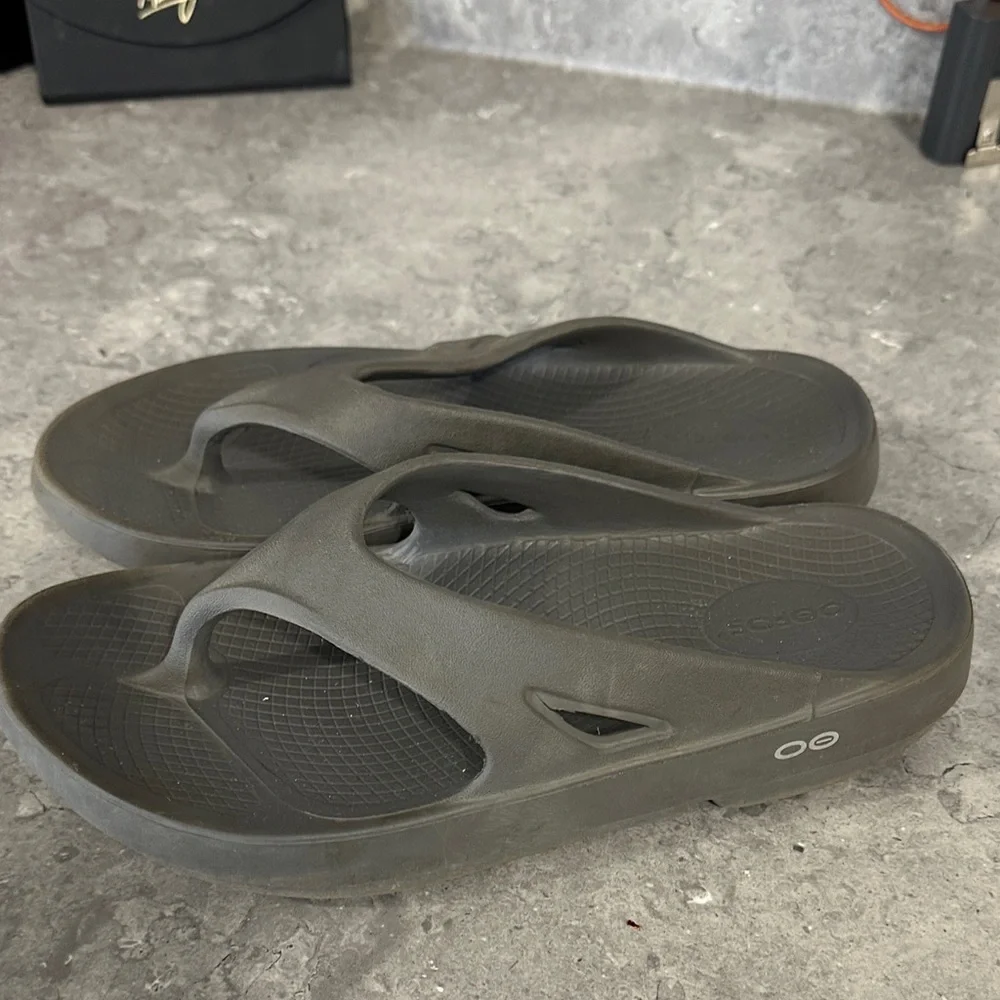 Oofos - Picture 1 of 3